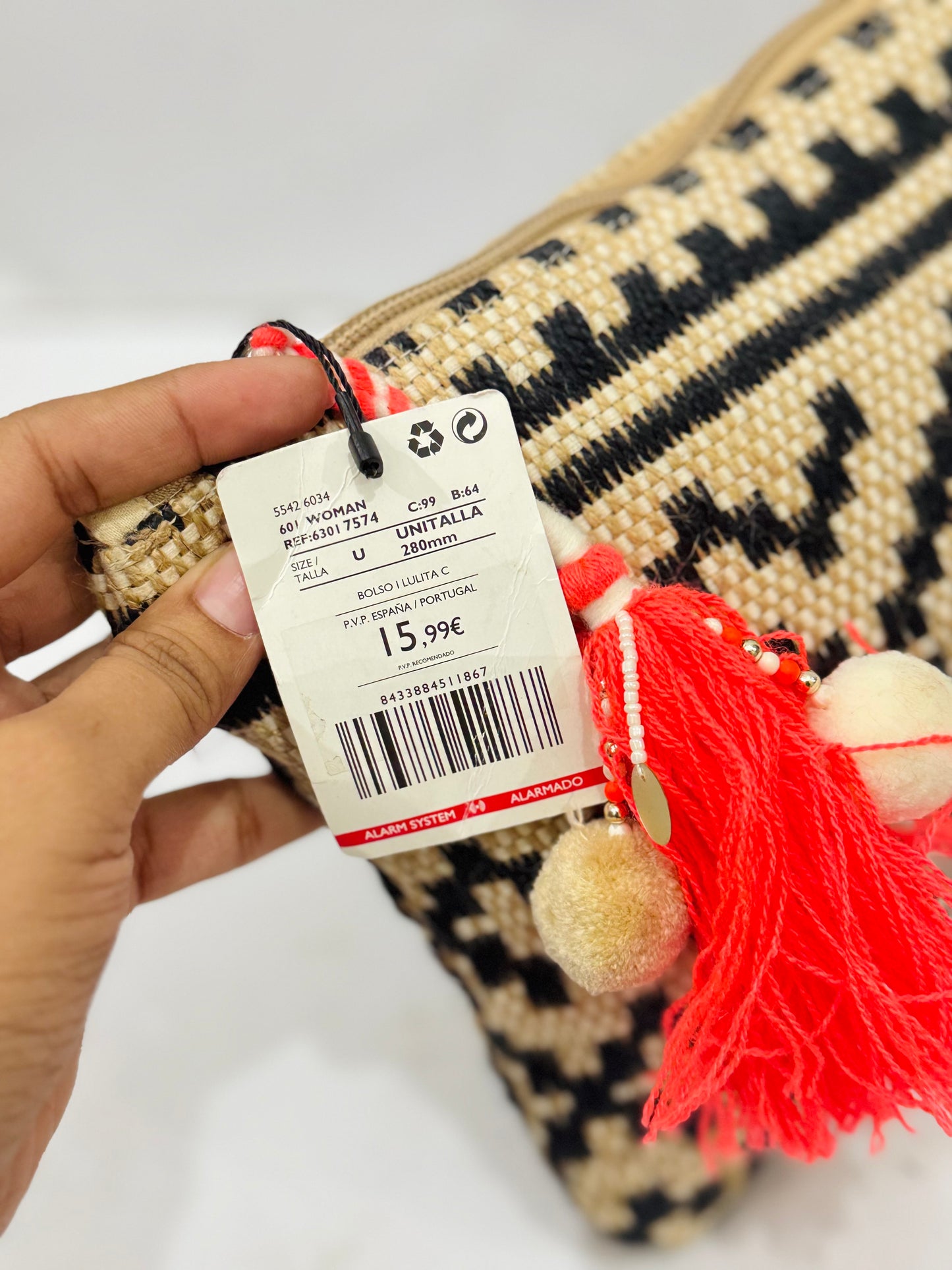 MANGO |Tag🏷️ Embroidered clutch