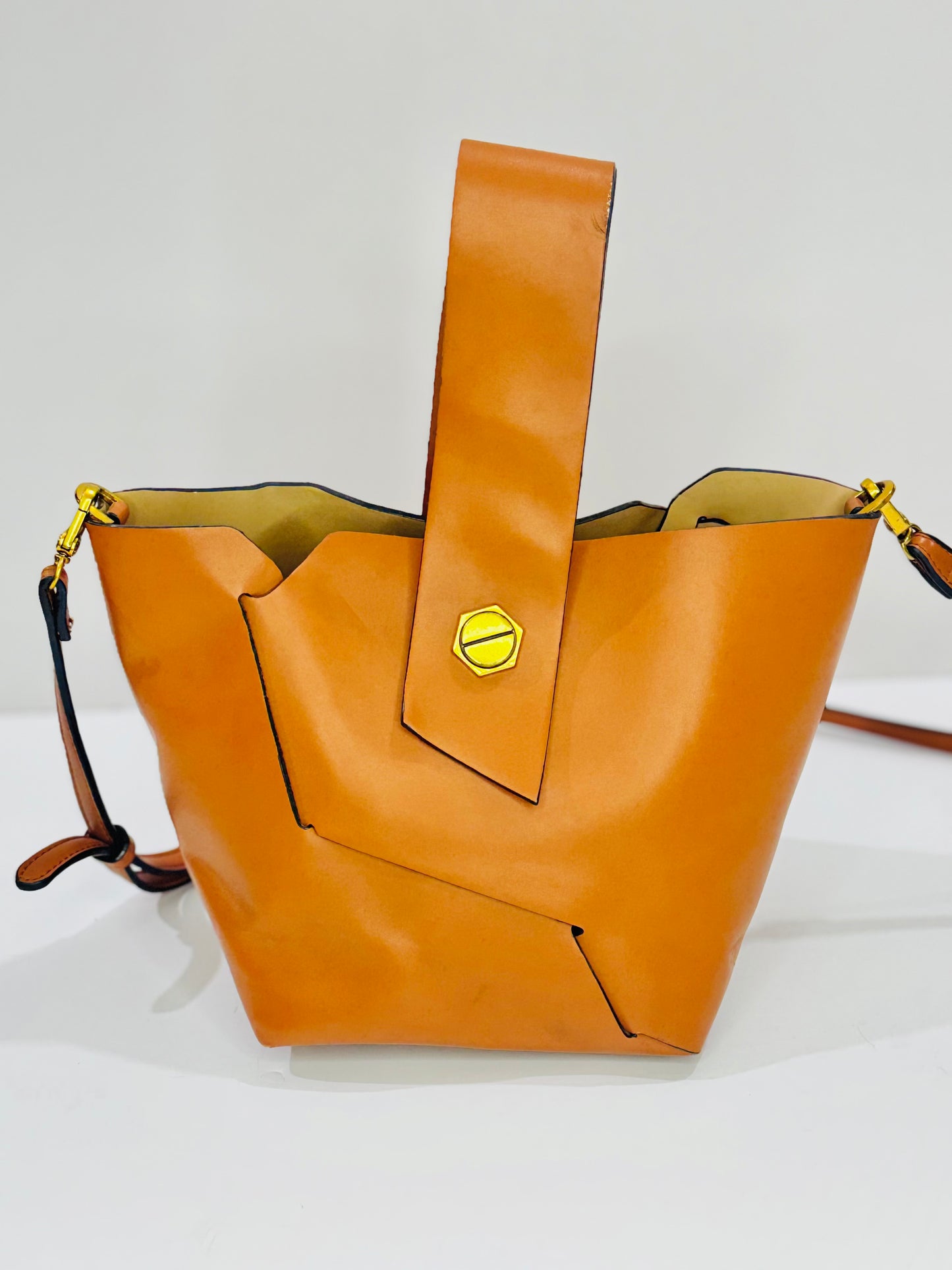CHARLES & KEITH