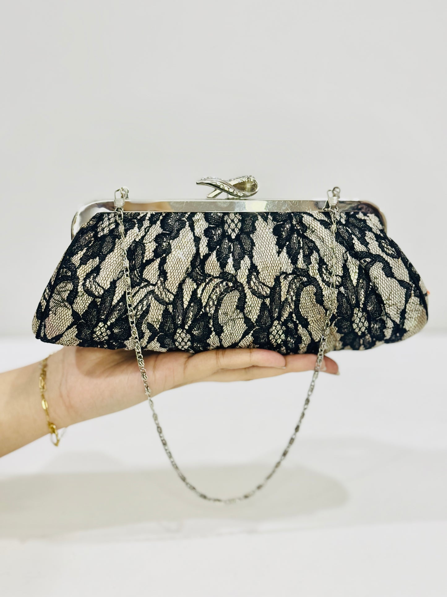 C&B | LACE CLUTCH