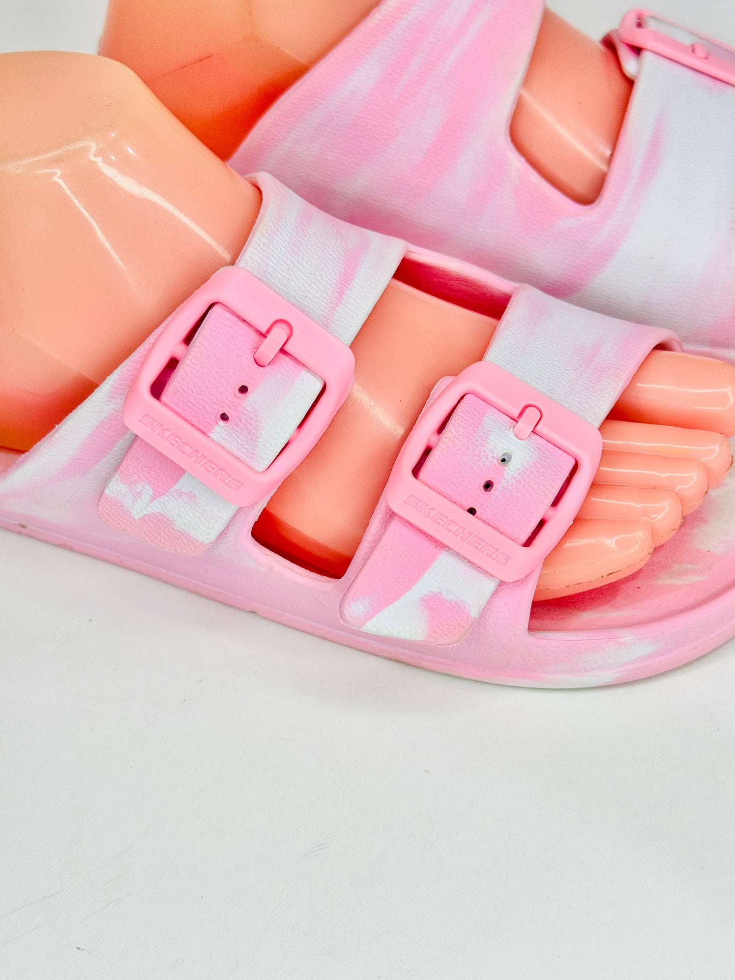 SKETCHERS | 37/38