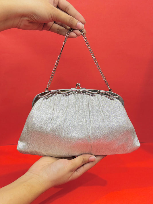 Fancy |Silver Chain Clutch