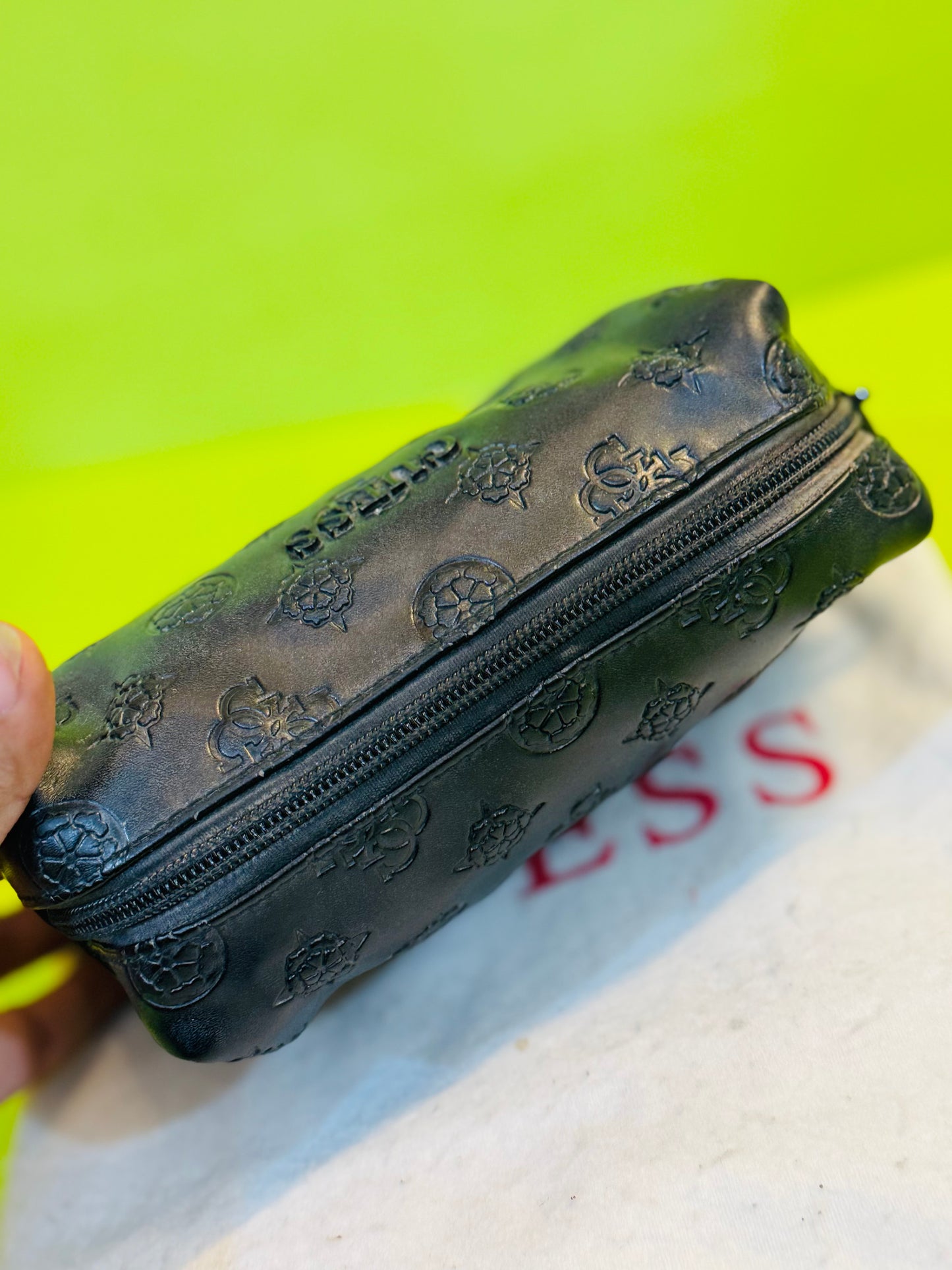 GUESS |POUCH