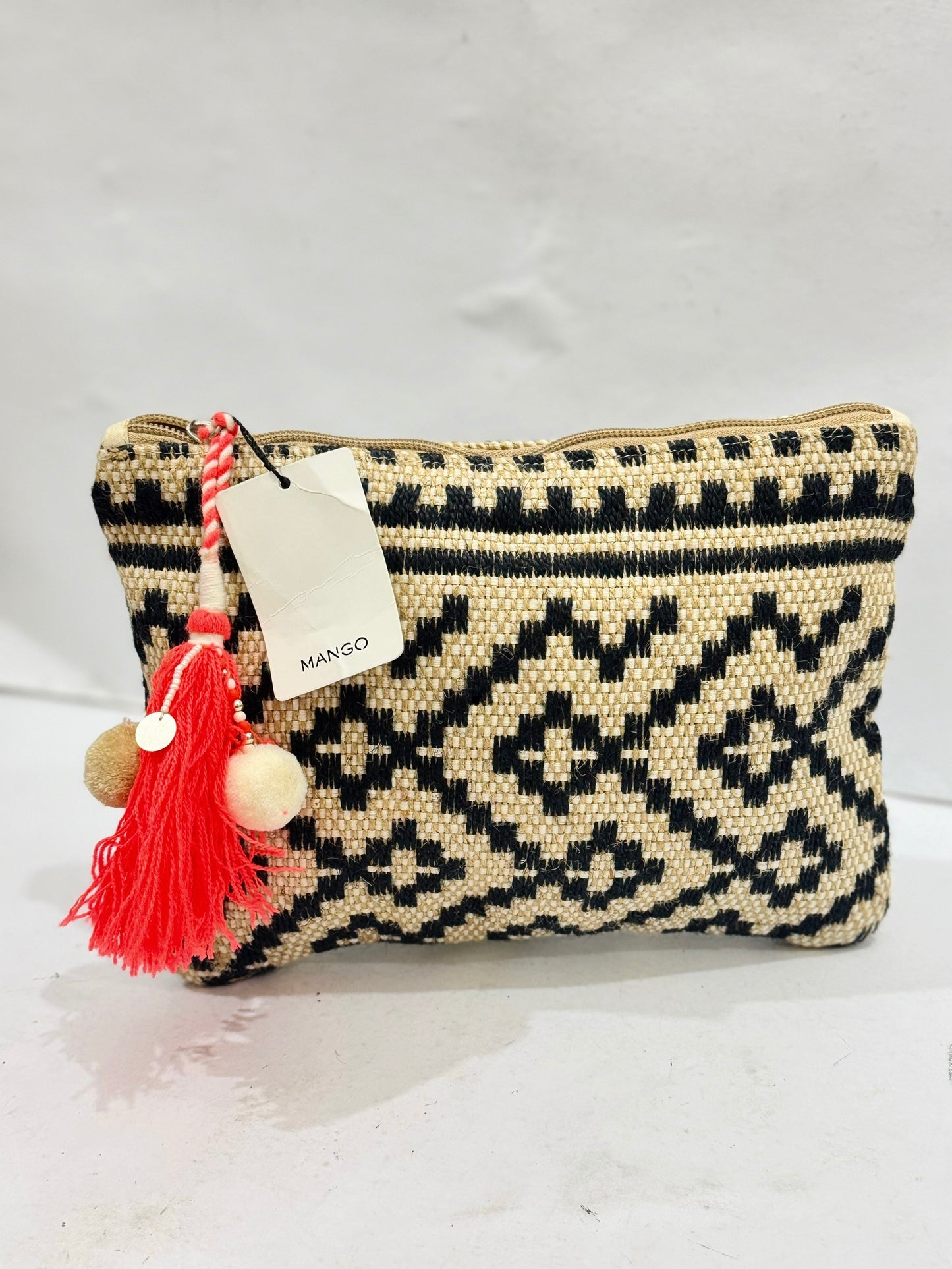 MANGO |Tag🏷️ Embroidered clutch